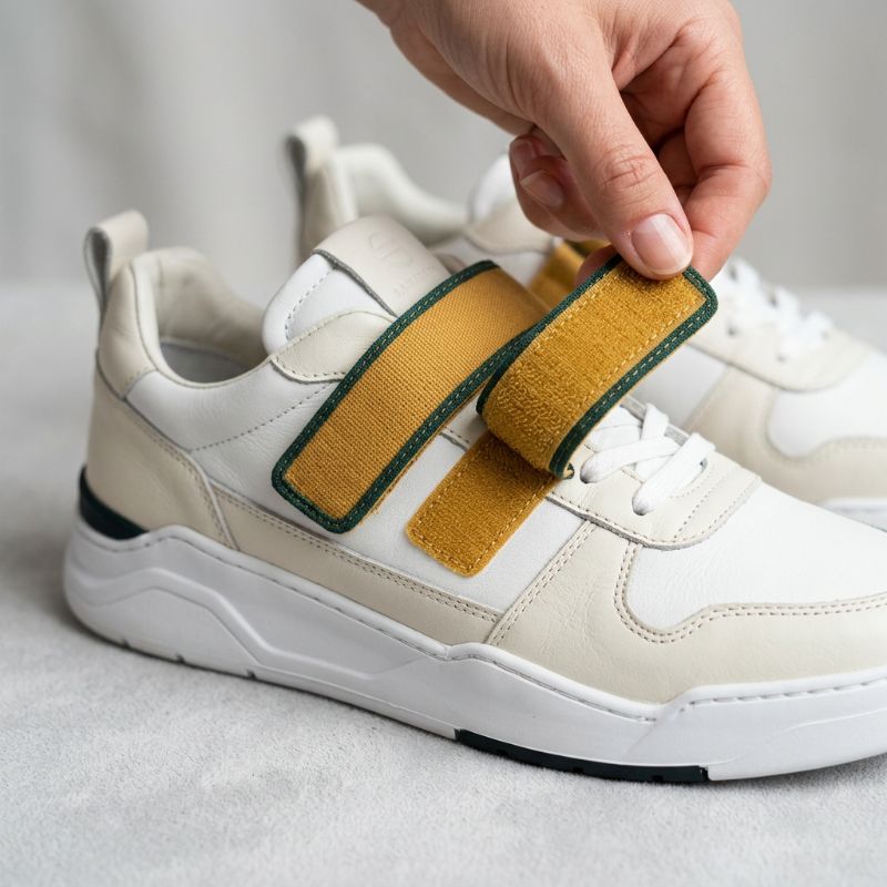 Cinta cierre aplicada en una zapatilla sneaker